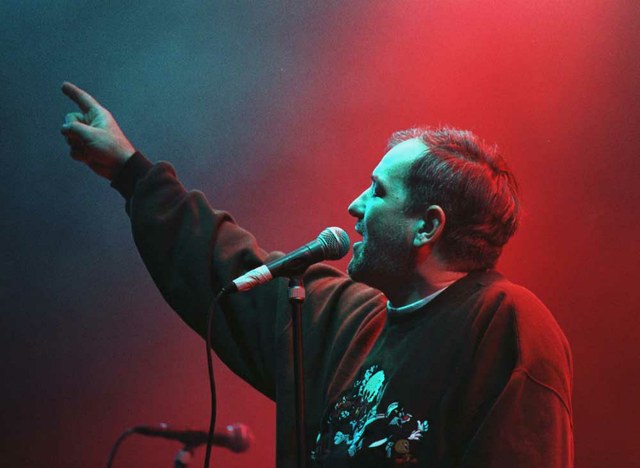 Đorđe Balašević održao je jedan od legendarnih nastupa na koncertu za Srpsku novu 1997. godinu. Fotografija: Janis Berakis