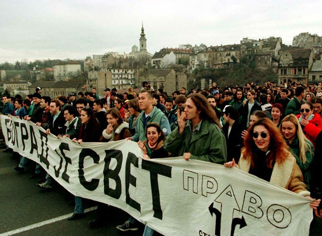 Beogradski studenti marširaju preko Brankovog mosta iza transparenta "Beograd je svet" 13. decembra 1996. Fotografija: Oleg Popović